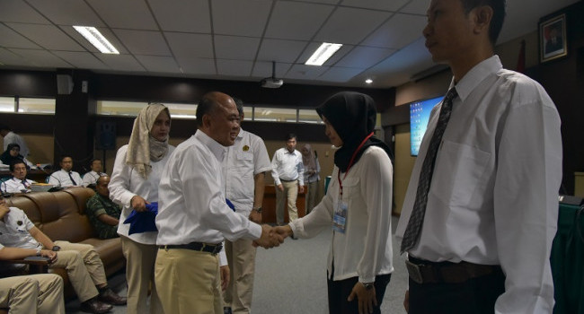 Kepala BPSDM Djajang Sukarna memberikan selamat kepada perwakilan peserta diklat