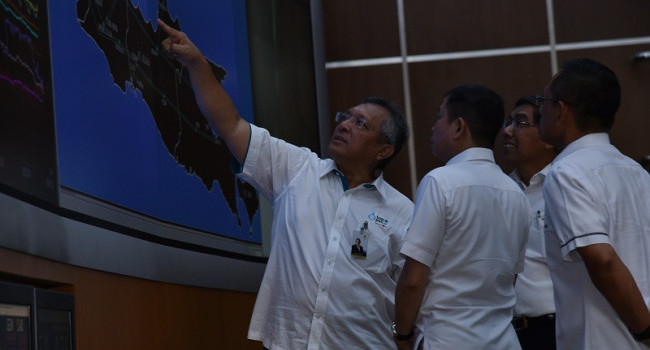 Menteri Energi dan Sumber Daya Mineral (ESDM) Ignasius Jonan Sabtu (24/12) mengunjungi ruang control room PT PLN (Persero) Pusat Pengatur Beban Jawa Bali (PLN P2B) Gandul Cinere. Dimana salah satu tugas PLN P2B adalah mengoperasikan sistem tenaga lis...