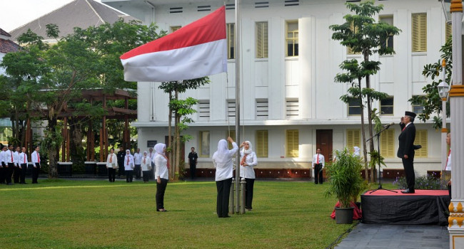 Petugas pengibar bendera Kementerian ESDM mengibarkan bendera merah putih pada upacara Peringatan Hari Ibu Nasional, di Lapangan Upacara KESDM