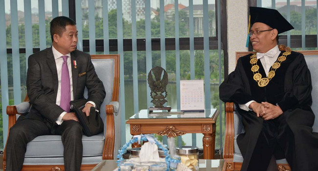 Menteri ESDM Ignasius Jonan bersama Rektor Universitas Airlangga, Mohammad Nasih