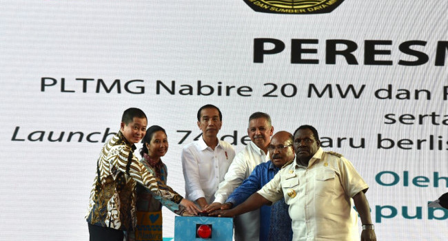 Menteri ESDM Ignasius Jonan (kiri), mendampingi Presiden Republik Indonesia Joko Widodo meresmikan sejumlah proyek kelistrikan di wilayah Papua (20/12).