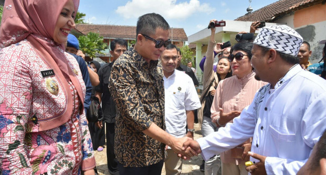 Menteri ESDM Ignasius Jonan Meresmikan Sumur Bor Air Bersih untuk Pesantren di Jember, Jawa Timur, (7/4/2018)