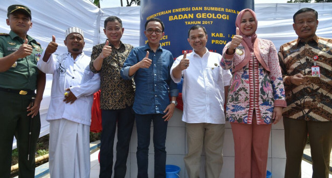 Menteri ESDM Ignasius Jonan Meresmikan Sumur Bor Air Bersih untuk Pesantren di Jember, Jawa Timur, (7/4/2018) Menteri ESDM Ignasius 