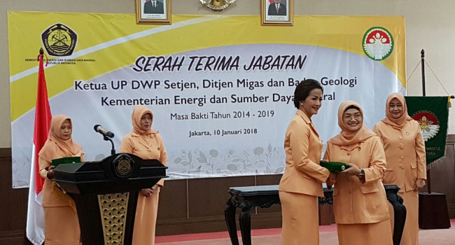 Serah terima Ketua DWP Badan Geologi dari Ivanna Laksmini Devi Ego Syahrial kepada Trisna Rudy Suhendar