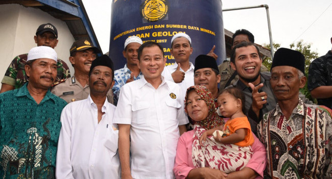 Menteri ESDM Ignasius Jonan kali ini meninjau lokasi sumur bor di Pulau Madura yang berada di Desa Tlagah, Kecamatan Banyuates, Kabupaten Sampang, Provinsi Jawa Timur, Kamis (12/4).