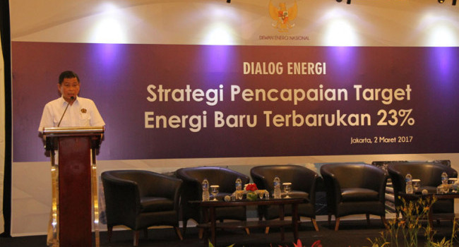 Menteri ESDM Ignasius Jonan memberikan pidato kunci pada acara Dialog Energi yang bertema Strategi Pencapaian Energi Baru Terbarukan (EBT) 23%, Kamis (2/3)
