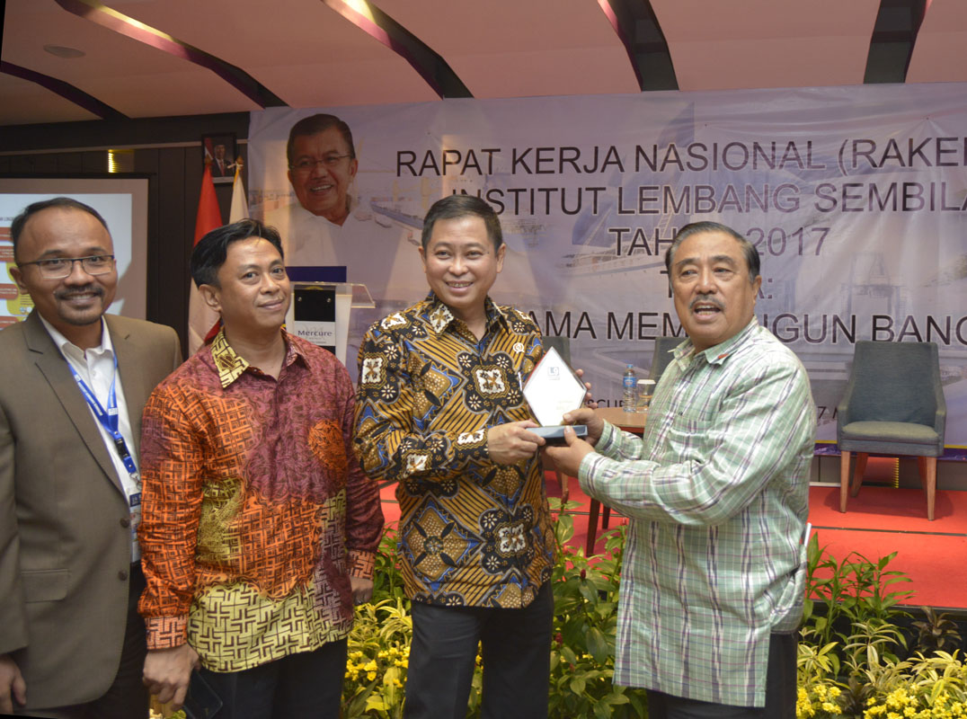 Menteri ESDM Menerima Plakat Yang Diserahkan Oleh Ketua Umum Institut Lembang Sembilan