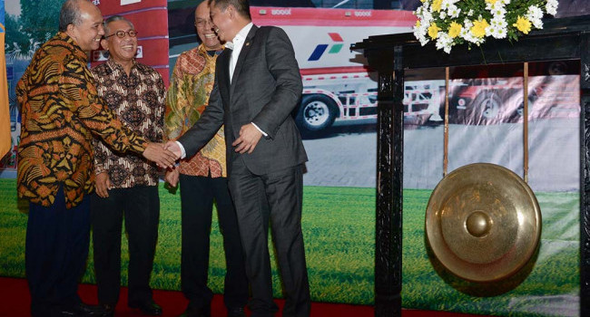 Menteri ESDM, Ignasius Jonan bersalaman dengan Ketua Umum Hiswana Migas, Eri Purnomohadi sesaat setelah membuka Rakernas Hiswana Migas 2017 di Surabaya