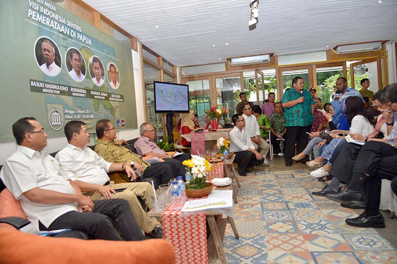 Menteri Jonan menjelaskan dalam diskusi media dengan tema Visi Indonesia Sentris Pemerataan di Papua hari ini (Minggu, 5/3), bahwa kebijakan dan pembangunan sektor ESDM di Indonesia Timur sangat nyata. 