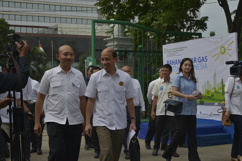 Wakil Menteri ESDM, Arcandra Tahar, didampingi oleh Direktur Jenderal Minyak dan Gas Bumi IGN Wiratmaja melepas site tour & roadshow kendaraan berbasis BBG di Lapangan Parkir IRTI Monas, Senin (13/3). 
