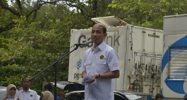 Wakil Menteri ESDM memberikan sambutan sebelum pelepasan roadshow kendaraan berbasis BBG di Lapangan Parkir IRTI Monas. 