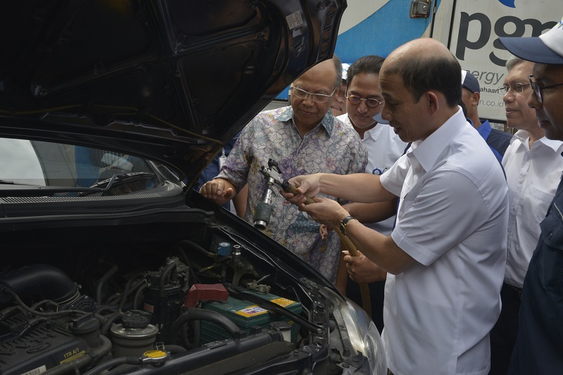Wakil Menteri ESDM, Arcandra Tahar, melakukan pengecekan salah satu jenis kendaraan yang menggunakan gas. 