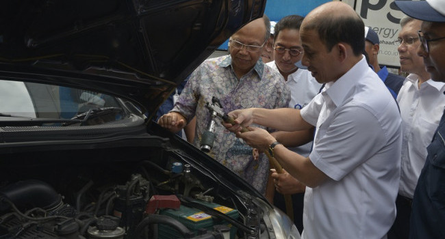 Wakil Menteri ESDM, Arcandra Tahar, melakukan pengecekan salah satu jenis kendaraan yang menggunakan gas. 