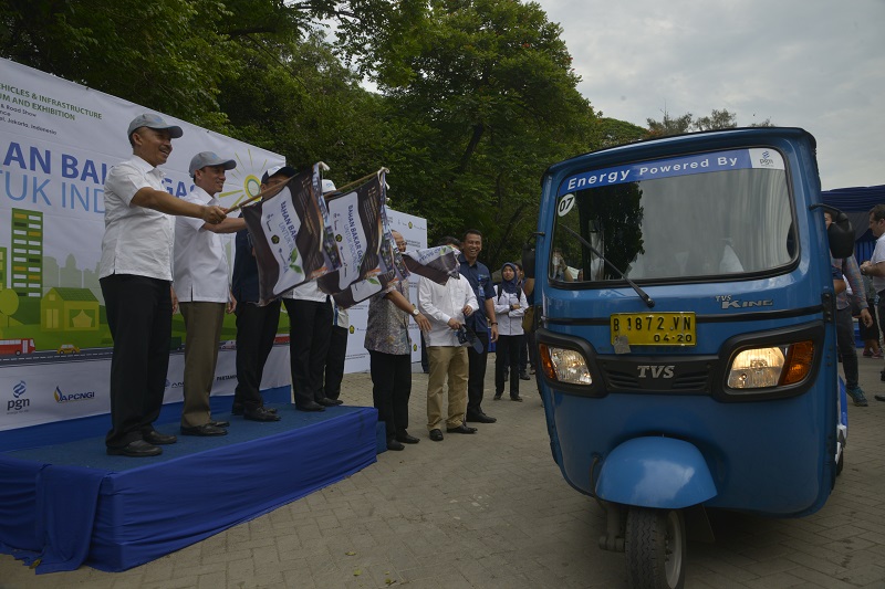 Wakil Menteri ESDM, Arcandra Tahar, melakukan pelepasan roadshow kendaraan berbasis BBG di Lapangan Parkir IRTI Monas. 