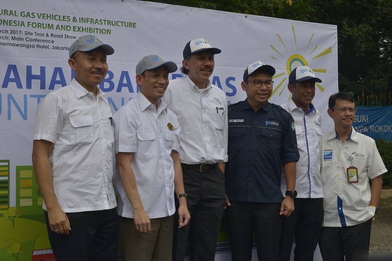 Foto bersama Wamen ESDM dengan perwakilan dari Asosiasi Perusahaan CNG Indonesia (APCNGI) bekerja sama dengan Association Natural Gas Vehicles Association (ANGVA), PT Pertamina, dan PT Gas. 