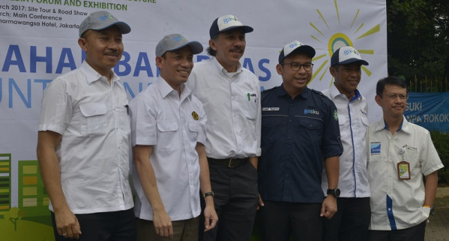 Foto bersama Wamen ESDM dengan perwakilan dari Asosiasi Perusahaan CNG Indonesia (APCNGI) bekerja sama dengan Association Natural Gas Vehicles Association (ANGVA), PT Pertamina, dan PT Gas. 