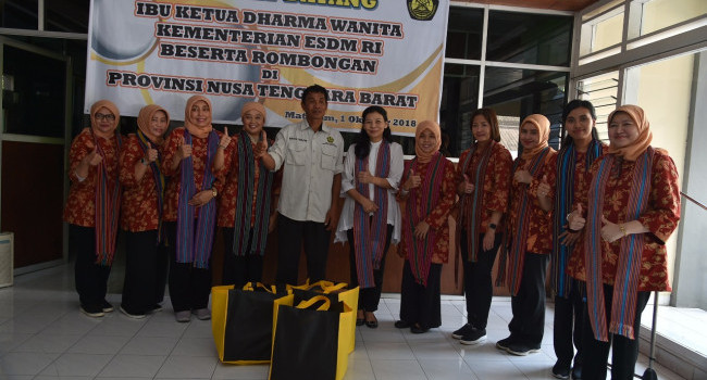 DWP Kementerian ESDM pada saat menyalurkan bantuan di Lombok (1/10)