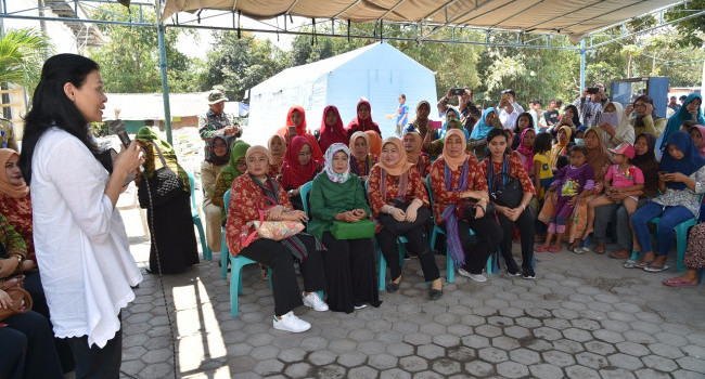 DWP Kementerian ESDM pada saat menyalurkan bantuan di Lombok (1/10)
