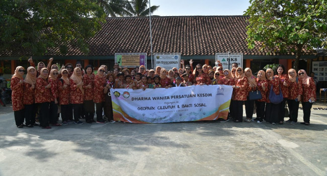 DWP Kementerian ESDM saat Kegiatan Bakti Sosial di Kawasan Geopark Ciletuh Pelabuhan Ratu (5/10)