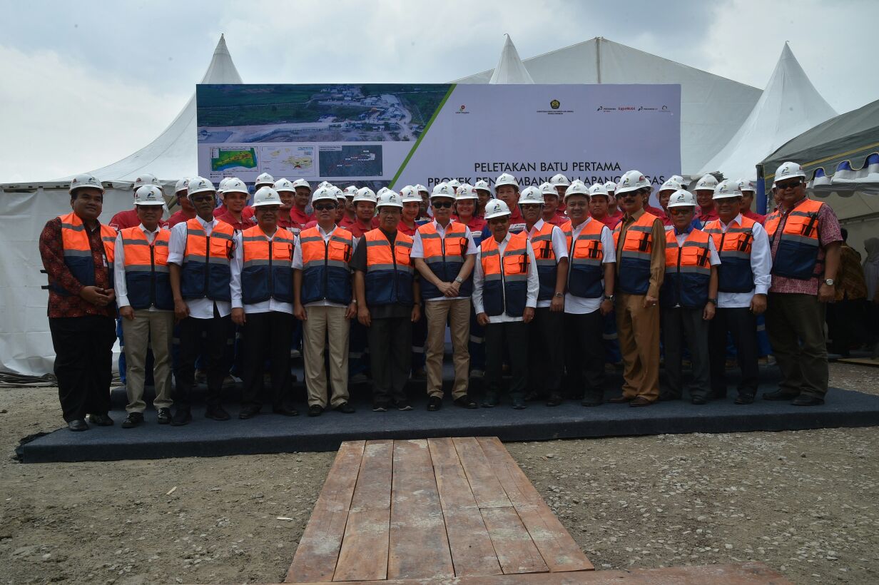 Foto Bersama Menteri ESDM Ignasius Jonan dengan pekerja Pertamina EP Cepu (PEPC) setelah groundbreaking Pengembangan Lapangan Gas Jambaran - Tiung Biru (JTB) di Bojonegoro, Senin (25/9)