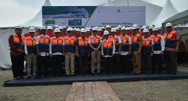 Foto Bersama Menteri ESDM Ignasius Jonan dengan pekerja Pertamina EP Cepu (PEPC) setelah groundbreaking Pengembangan Lapangan Gas Jambaran - Tiung Biru (JTB) di Bojonegoro, Senin (25/9)