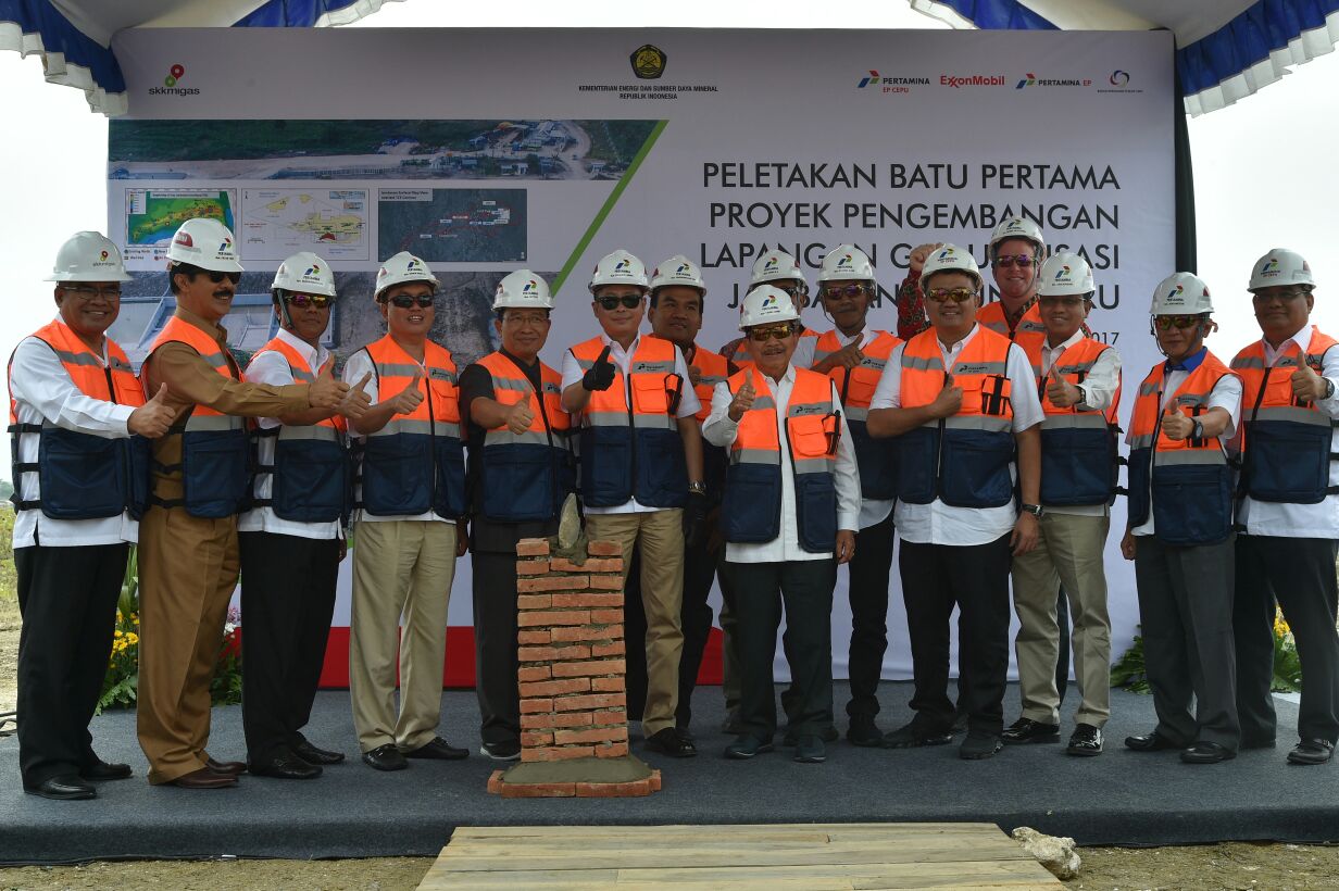 Foto Bersama Menteri ESDM Ignasius Jonan Meletakkan Batu Pertama Pengembangan Lapangan Gas Jambaran - Tiung Biru (JTB) di Bojonegoro, Senin (25/9)