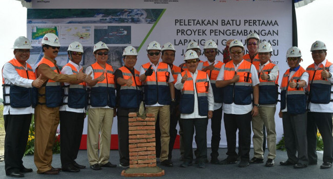 Foto Bersama Menteri ESDM Ignasius Jonan Meletakkan Batu Pertama Pengembangan Lapangan Gas Jambaran - Tiung Biru (JTB) di Bojonegoro, Senin (25/9)