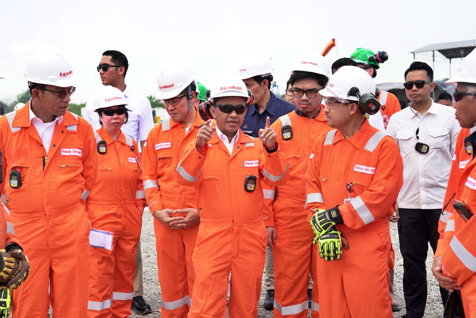 Menteri Energi dan Sumber Daya Mineral (ESDM) didampingi Plt Direktur Jenderal Minyak dan Gas Bumi dan Kepala SKK Migas melakukan kunjungan kerja ke Lapangan Banyu Urip ExxonMobil, Bojonegoro, Senin (30/9)