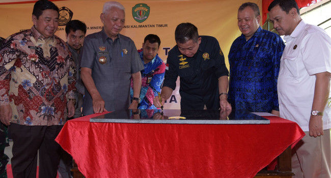 Menteri ESDM didampingi Gubernur Kaltim Awang Faroek saat menandatangani prasasti peresmian Sumur Bor di Penajam Passer Utara, Kamis (26/4).