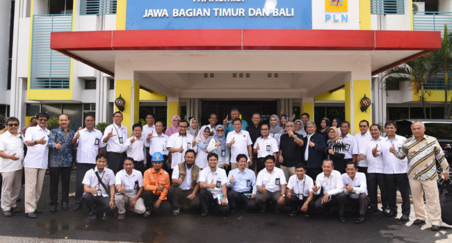 Menteri ESDM Ignasius Jonan berfoto bersama pegawai PT PLN Area Pengaturan Beban (APB) Jawa Timur, Kamis (12/4/2018). 