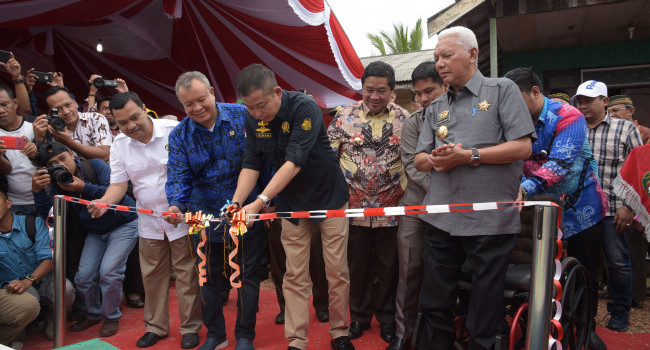 Menteri ESDM Ignasius Jonan bersama Gubernur Kalimantan Timur Awang Faroek saat meresmikan Sumur Bor di Penajam Passer Utara, Kamis (26/4).