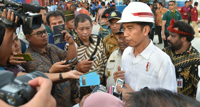 EMR Minister Ignasius Jonan along with President Joko Widodo answered media questions after inaugurating the Nabire PLTMG project