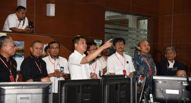 Menteri ESDM Ignasius Jonan memastikan kesiapan keamanan pasokan tenaga listrik periode Ramadhan dan Idul Fitri 2018, terutama untuk wilayah Jawa Timur dan Bali, di Area Pengaturan Beban (APB) Jawa Timur PT PLN, Sidoarjo (12/4). 