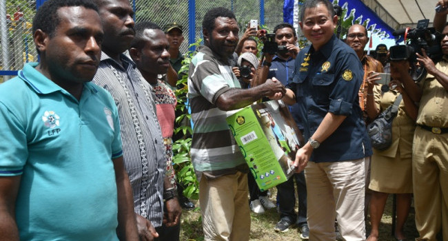 Menteri ESDM Ignasius Jonan membagikan paket LTSHE di Tambrauw, Papua Barat