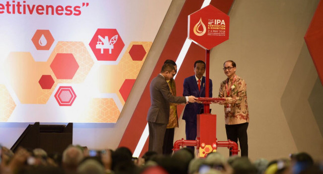 Menteri ESDM Ignasius Jonan mendampingi Presiden Joko Widodo di acara pembukaan Konvensi dan Pameran Tahunan Indonesian Petroleum Association (IPA) ke-42, Rabu (2/5) di Jakarta 
