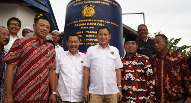 Menteri ESDM Ignasius Jonan meninjau lokasi sumur bor di Pulau Madura yang berada di Desa Tlagah, Kecamatan Banyuates, Kabupaten Sampang, Provinsi Jawa Timur, Kamis (12/4).