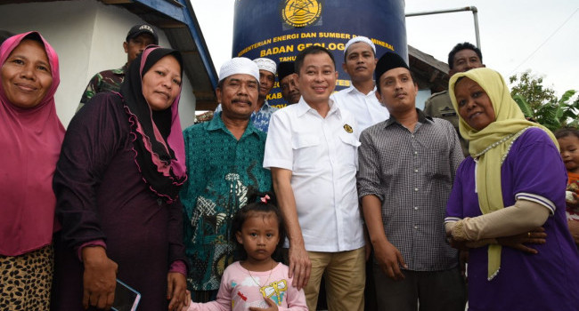 Menteri ESDM Ignasius Jonan meninjau lokasi sumur bor di Pulau Madura yang berada di Desa Tlagah, Kecamatan Banyuates, Kabupaten Sampang, Provinsi Jawa Timur, Kamis (12/4).