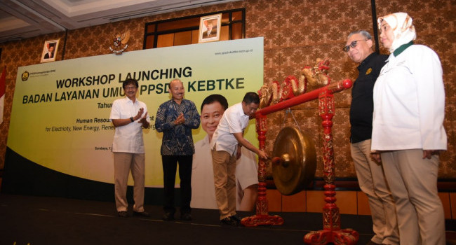 Menteri ESDM Ignasius Jonan Meresmikan Peluncuran Badan Layanan Umum Pusat Pengembangan Sumber Daya Manusia (PPSDM) Kelistrikan, Energi Baru, Terbarukan, dan Konservasi Energi (KEBTKE) di Surabaya, Kamis (12/4). 