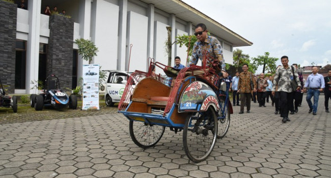 Menteri ESDM Ignasius Jonan saat mencoba Becak Listrik di sela kunjungan kerja menjadi Keynote Speaker di UMM Yogyakarta (23/2)
