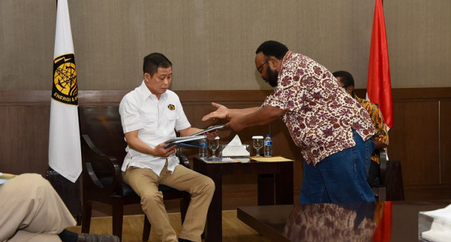 Menteri ESDM, Ignasius Jonan Saat Menerima Kunjungan Perwakilan Masyarakat Adat Papua (4/9) yang mengapresiasi Kinerja Kementerian ESDM pada Perundingan dengan PT Freeport Indonesia.  
