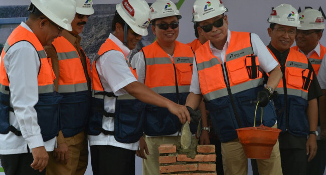 Menteri ESDM Meletakkan Batu Pertama Pengembangan Lapangan Gas Jambaran - Tiung Biru (JTB) di Bojonegoro, Senin (25/9)