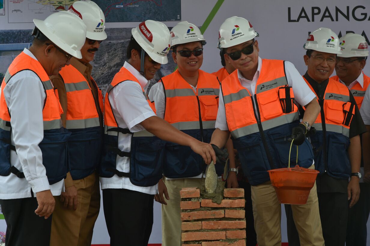 Menteri ESDM Ignasius Jonan Meletakkan Batu Pertama Pengembangan Lapangan Gas Jambaran - Tiung Biru (JTB) di Bojonegoro, Senin (25/9)