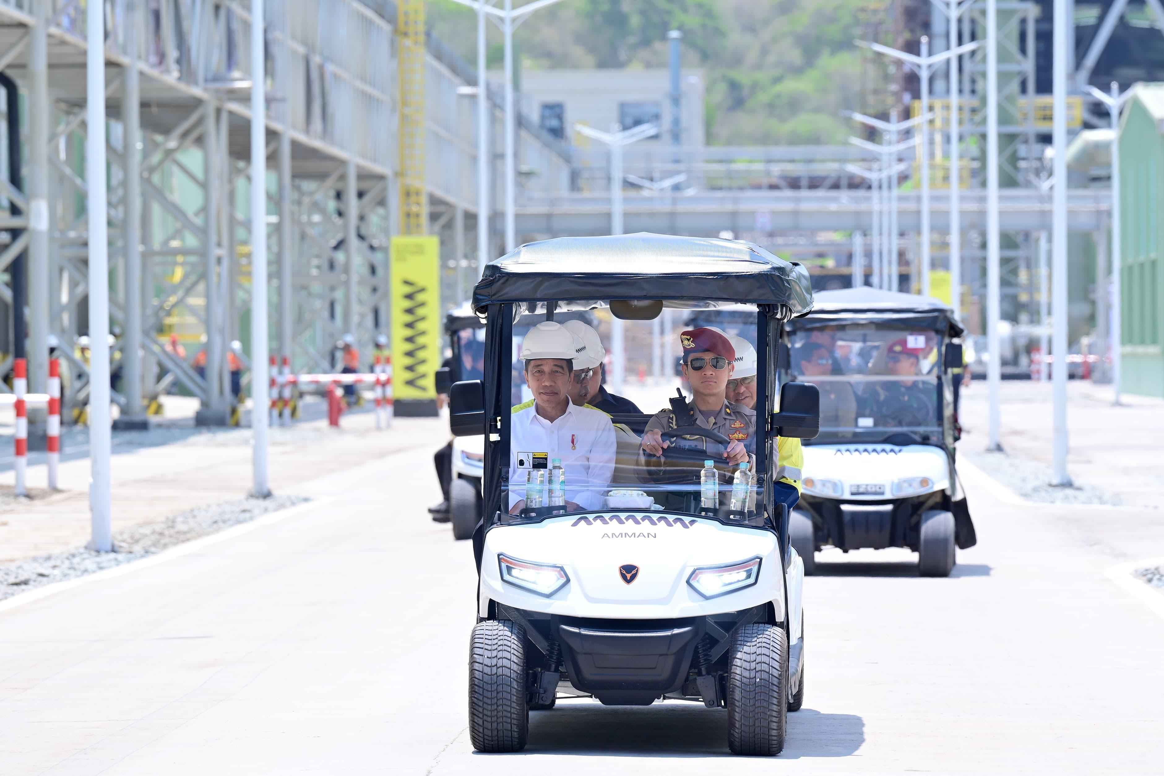 Menteri ESDM Mendampingi Presiden Joko Widodo Meresemikan  Smelter Katoda Tembaga dan Smelter Precious Metal Refinery PT Amman Mineral Nusa Tenggara di Kabupaten Sumbawa Barat, Provinsi Nusa Tenggara Barat, Senin (23/9)