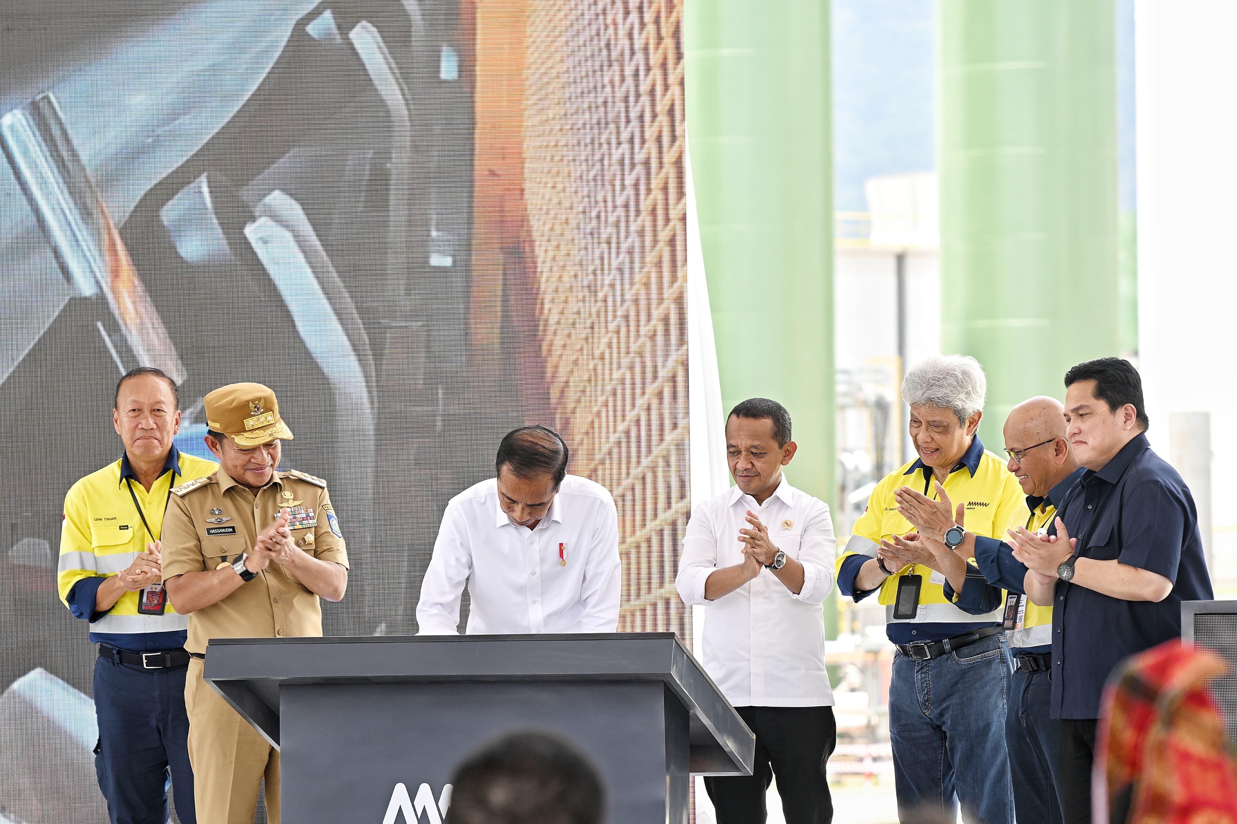 Menteri ESDM Mendampingi Presiden Joko Widodo Meresmikan  Smelter Katoda Tembaga dan Smelter Precious Metal Refinery PT Amman Mineral Nusa Tenggara di Kabupaten Sumbawa Barat, Provinsi Nusa Tenggara Barat, Senin (23/9)