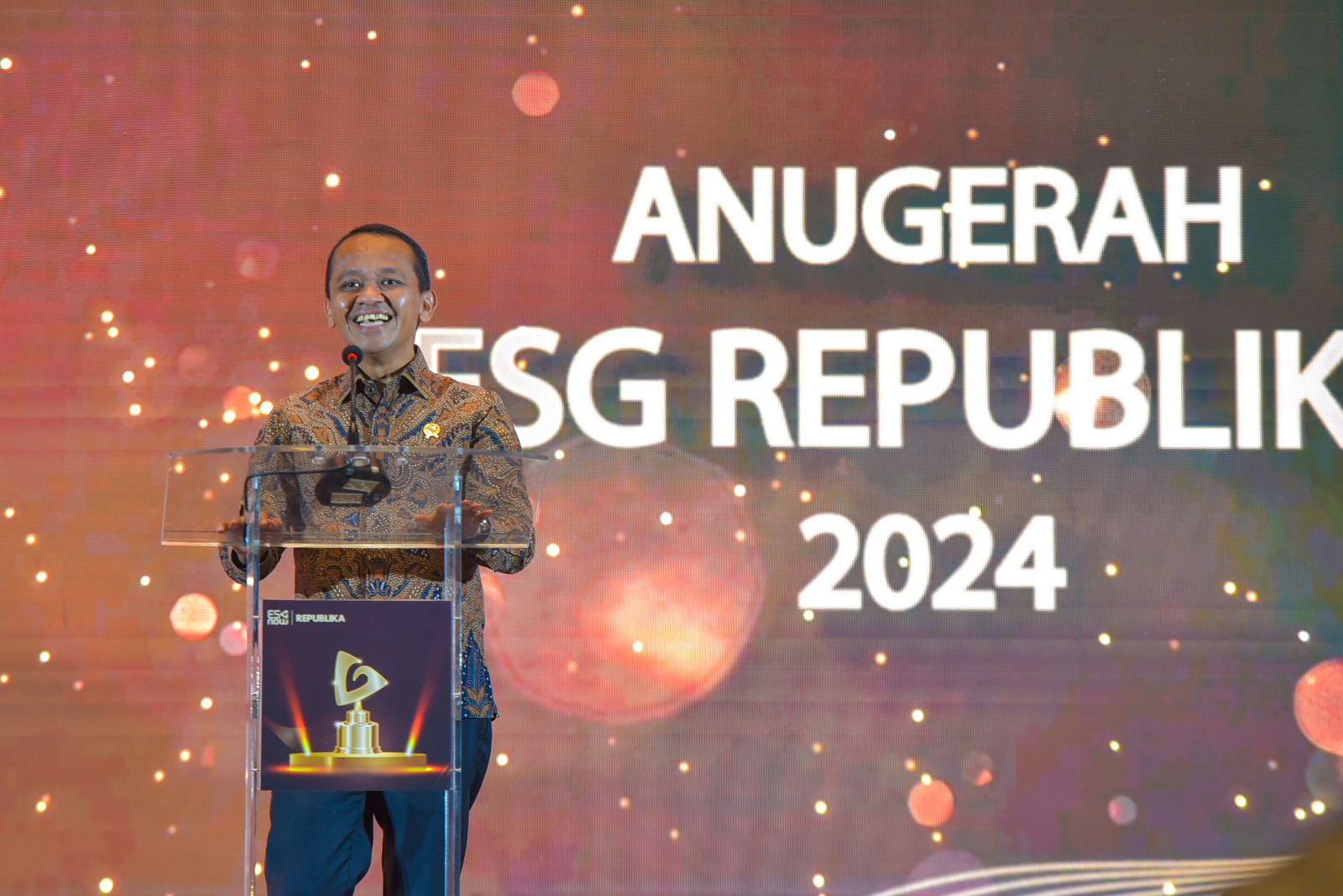 Menteri ESDM Menyampaikan Keynote Speech Acara Anugerah Environmental, Social, and Governance (ESG) Republika di Jakarta, Kamis (19/9)