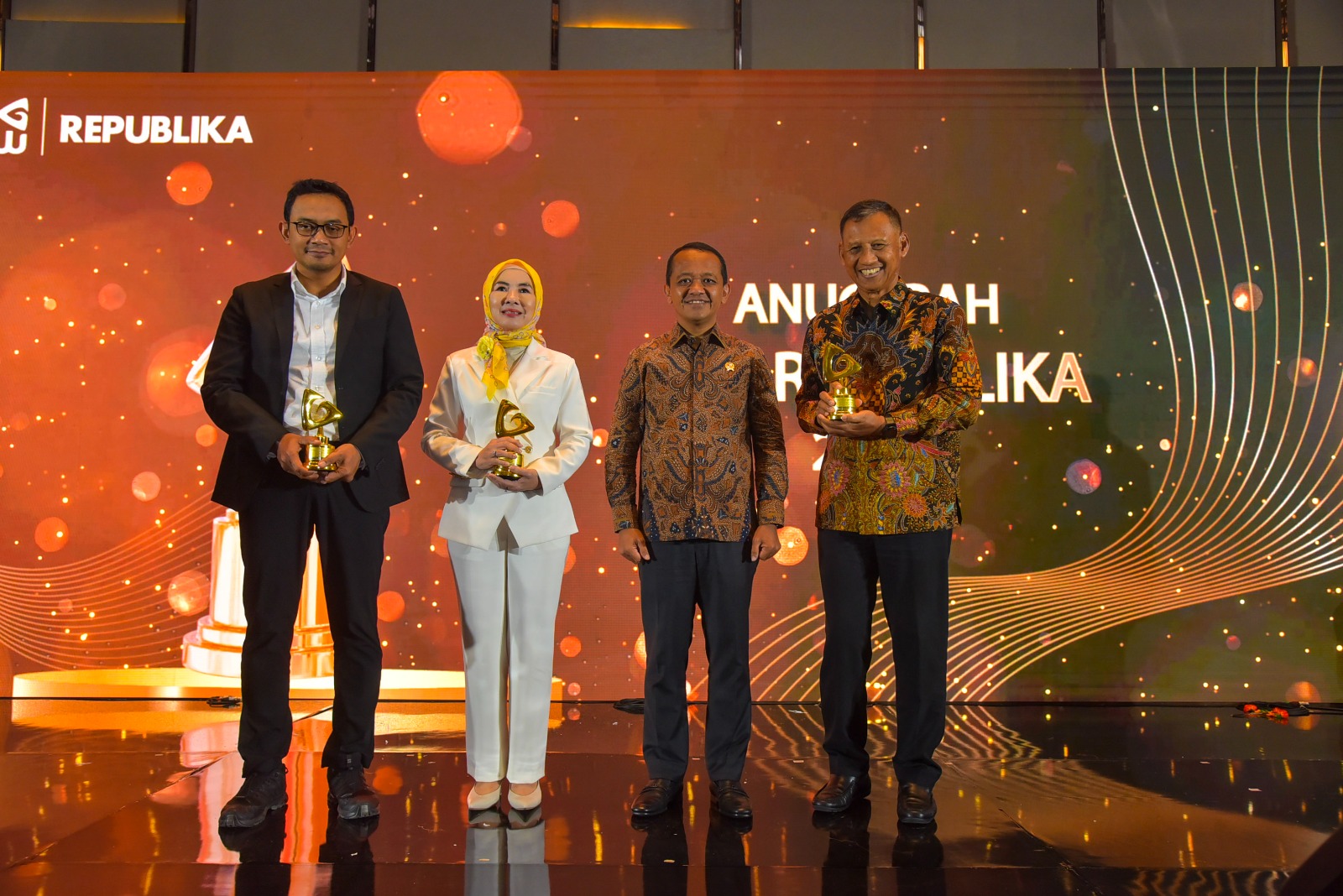 Menteri ESDM Menyampaikan Keynote Speech Acara Anugerah Environmental, Social, and Governance (ESG) Republika di Jakarta, Kamis (19/9)