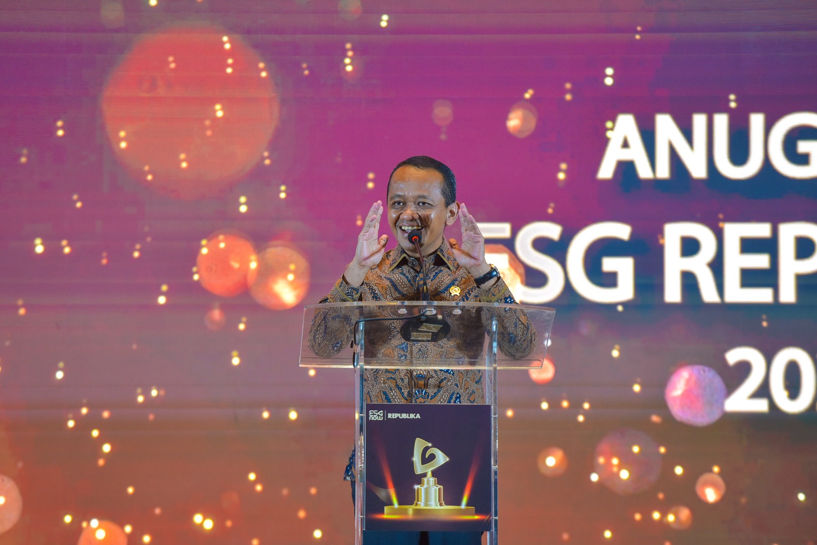 Menteri ESDM Menyampaikan Keynote Speech Acara Anugerah Environmental, Social, and Governance (ESG) Republika di Jakarta, Kamis (19/9)