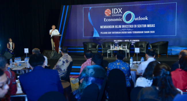 Menteri Jonan menjadi pembicara pada IDX Channel Economic Outlook “Membangun Iklim Investasi di Sektor Migas : Peluang dan Tantangan Energi Baru Terbarukan Tahun 2020”, yang diadakan di Hotel JS Luwansa, Kuningan, Jakarta, pada Senin (14/10)  