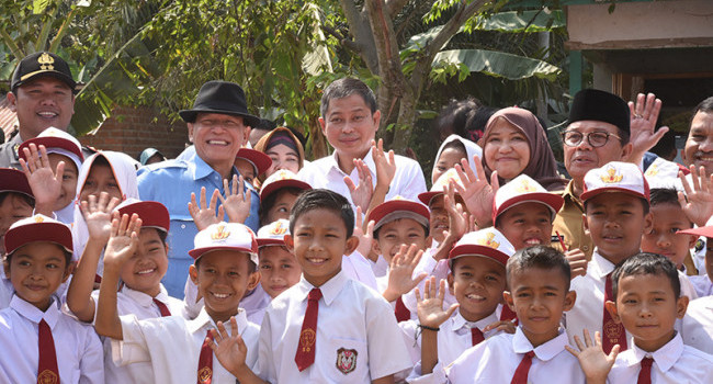 Menteri Jonan saat bersama anak-anak Sekolah Dasar Desa Kemingking Dalam usai meresmikan Sumur Bor