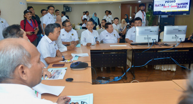 MESDM meninjau Posko Nataru Sektor ESDM, di Kantor BPH Migas, Jakarta, Senin (23/12).